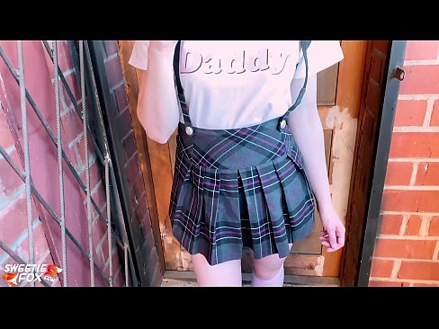 ❤️ ʻO ke kaikamahine kula e ʻū hohonu i kāna dick a hoʻopaʻa ʻia ma mua o nā papa. ❤️❌ Porn video ia makou ﹏