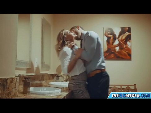 ❤️ Ke hoʻowalewale ʻia ʻoe e kahi blonde busty i kahi lumi hoʻomaha ākea ❤️❌ Porn video ia makou ﹏